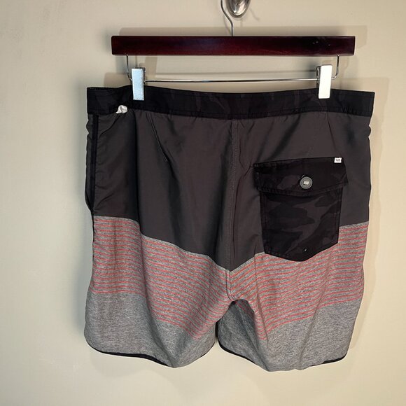 Vuori Men's gray, black and red detailed Board swim Shorts 32 x 7 EUC - Picture 5 of 6